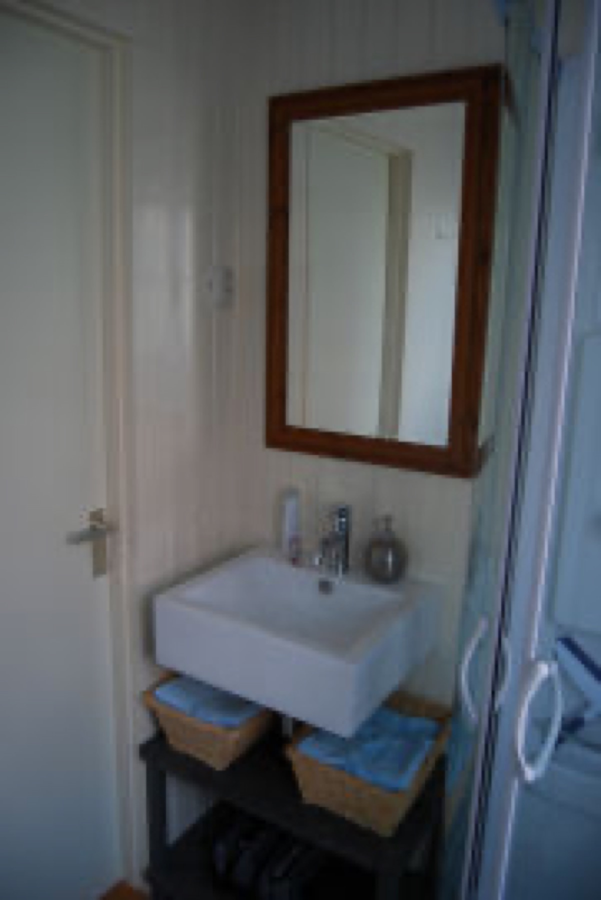B&B: wastafel in de badkamer
