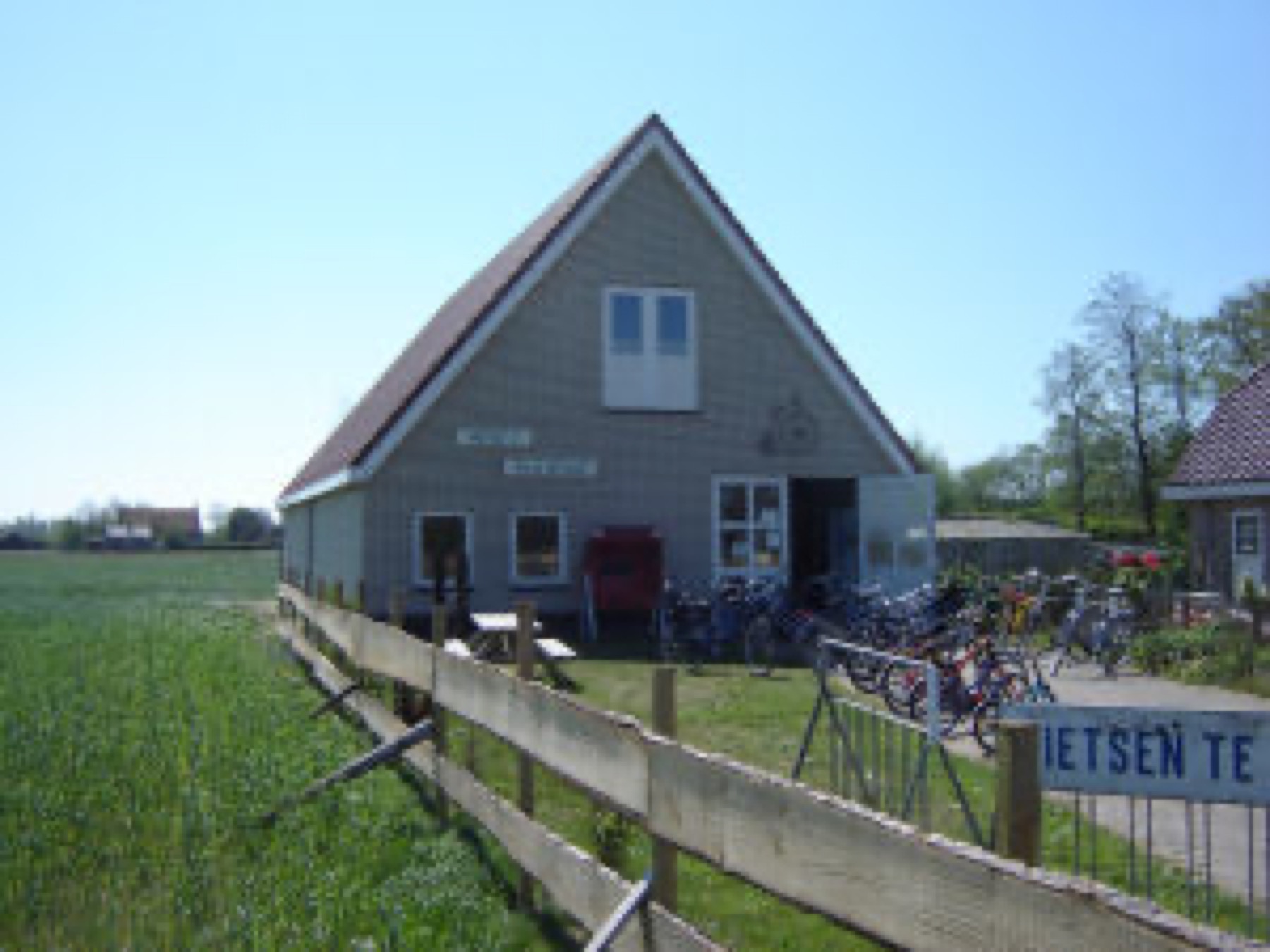 Het verhuurpand van Werner's Fietsverhuur aan het Gerritslanderdijkje, met huurfietsen langs het hek